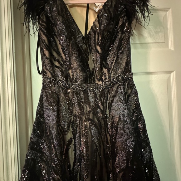 Mac Duggal 79339 , gorgeous black cocktail with feathers on shoulders Size 8 - Picture 5 of 7